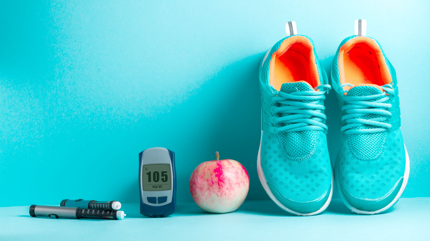 Corona und Diabetes – was jetzt wichtig ist Diabetes und Corona: Insulinpen, Blutzuckermessgerät, Apfel und Turnschuhe nebeneinander aufgereiht.