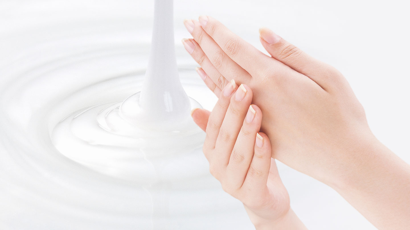 Strapazierte Hände? So finden Sie die richtige Handcreme Strapazierte Hände mit Handcreme eincremen